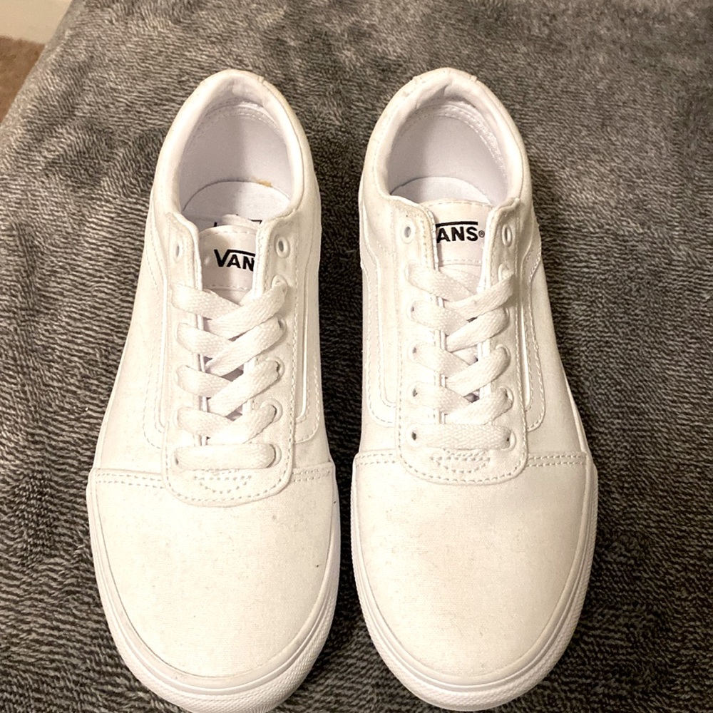 NWOB Old skool white vans kids size 3.